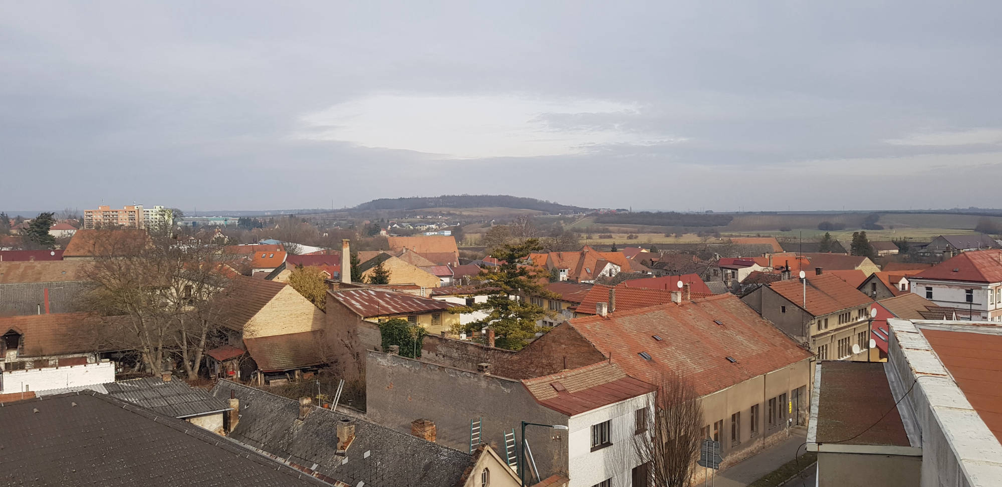 Pohled na střechy a okolí Lysé nad Labem